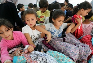 Suriyeli Muhacir Çocuklara Bayramlık Elbise