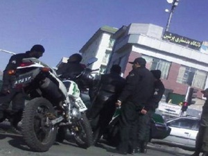 İran Polisinden Sünnilerin Mescidine Alçakça Saldırı!