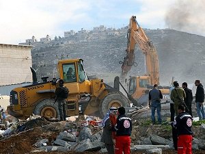 İşgal Çetesi Filistinlilerin Evlerini Yıktı