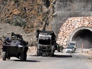 PKK, Şemdinli-Yüksekova Karayolunu Ulaşıma Kapattı