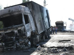 PKK'lılar Van'da 3 Aracı Yaktı