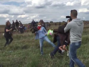 Kadın Kameraman Mülteciye Çelme Taktı
