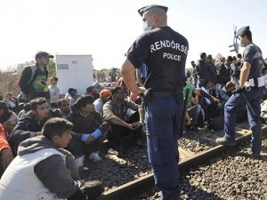 Orban: Sınırı Geçen Göçmenler Tutuklanacak
