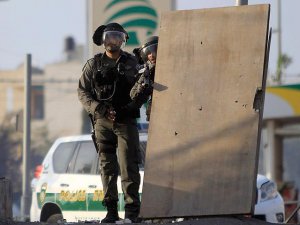 Cenaze Bekleyen Filistinlilere Silahlı Müdahale