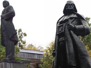 Lenin Heykelini Darth Vader'a Dönüştürdüler