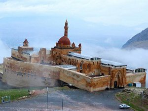 İshak Paşa Camisi 100 Yıl Sonra İbadete Açıldı