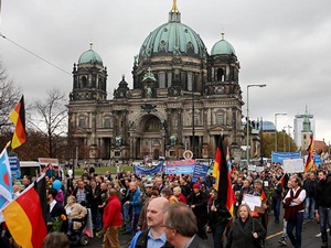 Almanya'da "Aşırı Sağcı" Partinin "Mülteci Karşıtı" Gösterisi!
