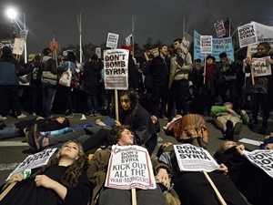 Suriye Tezkeresi Londra'da Protesto Edildi