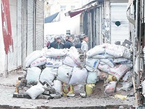 Kürdü Hendekte Boğmak...