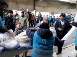 İMKANDER Suriye'de Günde 300 Bin Ekmek Dağıtıyor