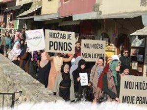 Bosna-Hersek'te Başörtü Yasakçılığına Karşı Yürüyüş