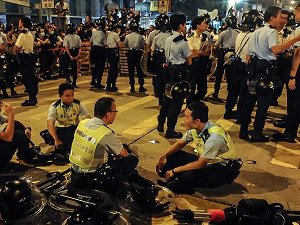 Hong Kong'ta Seyyar Satıcılar 48 Polisi Yaraladı