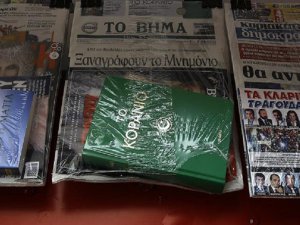 Yunan Gazetesi Kur'an-ı Kerim Dağıttı