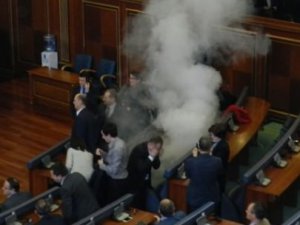 Kosova Meclisi Karıştı