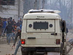 Keşmir'de Askeri Araca Saldırı