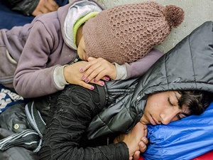 Mülteci Çocukların Sınırdaki Zorlu Bekleyişi Sürüyor!