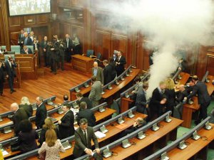 Kosova Meclisi'nde Gaz Bombalı Protesto