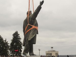 Ukrayna’nın En Büyük Lenin Heykeli Söküldü