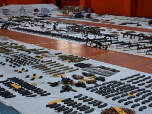 Bağlar'da Ele Geçirilen Silah ve Mühimmatlar Salona Sığmadı