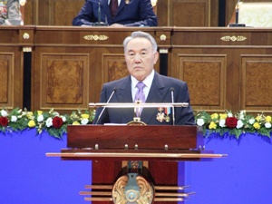 Kazakistan'da Nazarbayev'in Partisi Yüzde 82 ile Kazandı