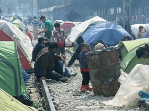 İdomeni'deki Sığınmacıların Çaresiz Bekleyişi Sürüyor