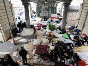 Paris'te Köprü Altındaki Sığınmacılar Tahliye Edildi