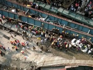 Hindistan'da Köprü Çöktü: 100’ü Aşkın Kişi Enkaz Altında!