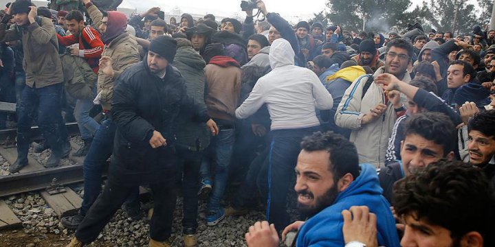 Midilli'de Göçmenler ve Polis Arasında Çatışma Çıktı