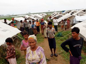 Arakanlı Müslümanların Kampında 56 Barınak Kül Oldu