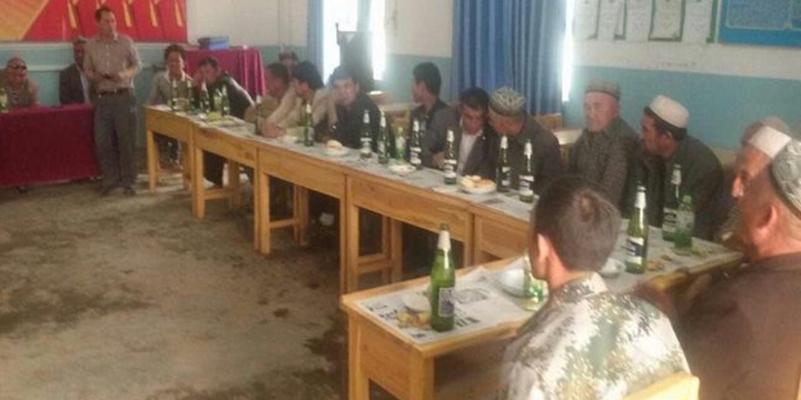 İşgalci Çin, 1 Mayıs'ta Doğu Türkistanlılara Zorla Şarap İçirdi!