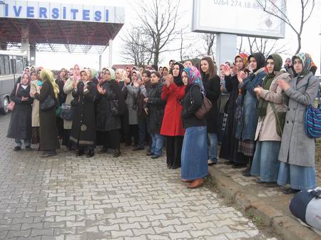 SAÜ yasağa döndü, öğrenciler protesto etti