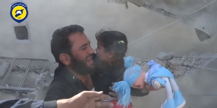 Enkaz Altında Dahi Oyuncağını Bırakmayan Suriyeli Çocuk! (Video)