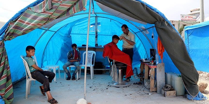 Suriyeliler Çadır Dükkânlarda Geçimlerini Sağlamaya Çalışıyor