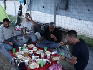 Yunanistan Sınırındaki Sığınmacıların İlk İftarı