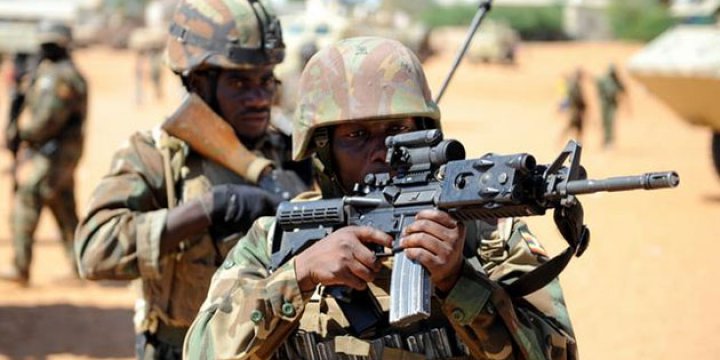 Somali'de Askerler Silah Satarken Yakalandı