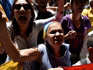 Venezuela'da Göstericiler Polisle Çatıştı