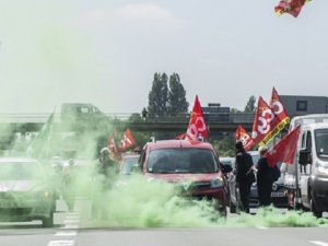 Fransa'daki Protestolar Ülke Sınırını Aştı