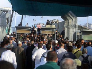 İsrail Mescid-i Aksa'da Namaz Kılmak İsteyen Filistinlilere Engel Oldu