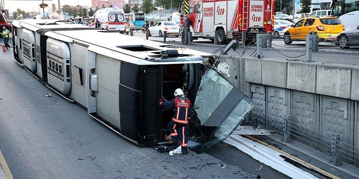 İstanbul'da Metrobüs Devrildi: 10 Kişi Yaralandı