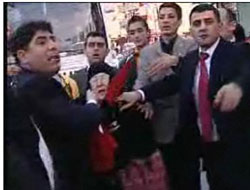 CHP’lilerden Örtülü Bayana Linç Girişimi