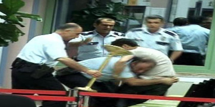 Adana Merkez Camiinde Canlı Bomba Paniği (Video)
