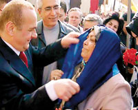 CHP yine başörtü dağıtıp oy istedi