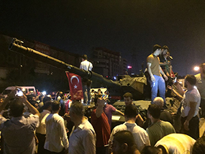 İstanbul'da Halk Tank Ele Geçirdi (VİDEO)
