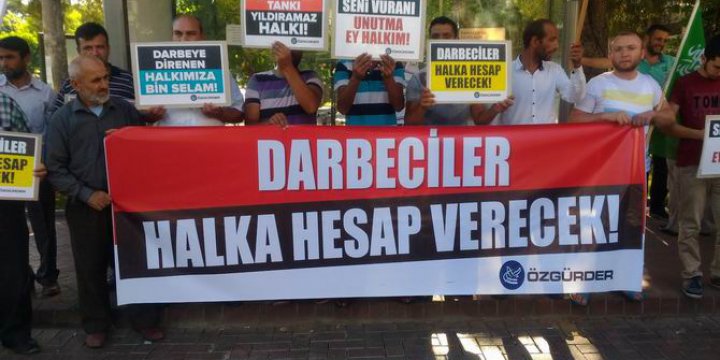 Darbeciler Akhisar'da Protesto Edildi
