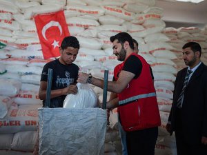 Türkiye'den Gazze'ye Gönderilen Yardımlar Dağıtılıyor