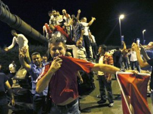 Financial Times: Darbe Gecesi Suriyeli Mülteciler de Sokaklara Çıktı