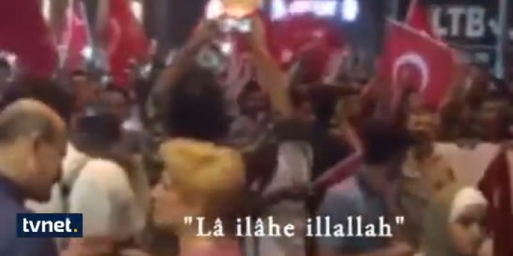 Darbeye Karşı Taksim'e Mekke'nin Fethi Marşıyla Yürüdüler