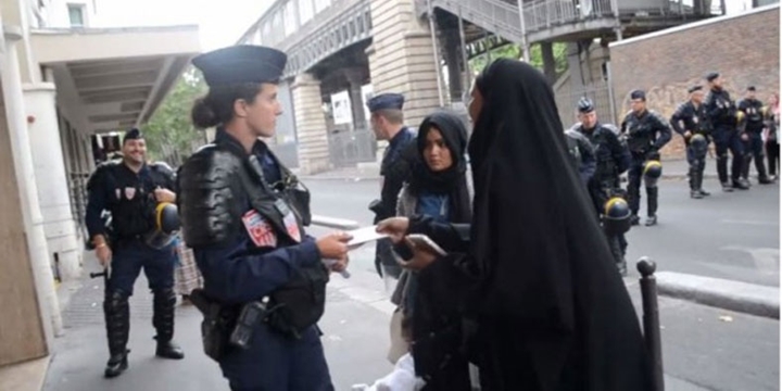 Fransa Polisi Mülteci Kadını Tartakladı!