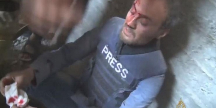 Al Jazeera Ekibi Halep'te Bombardımana Yakalandı