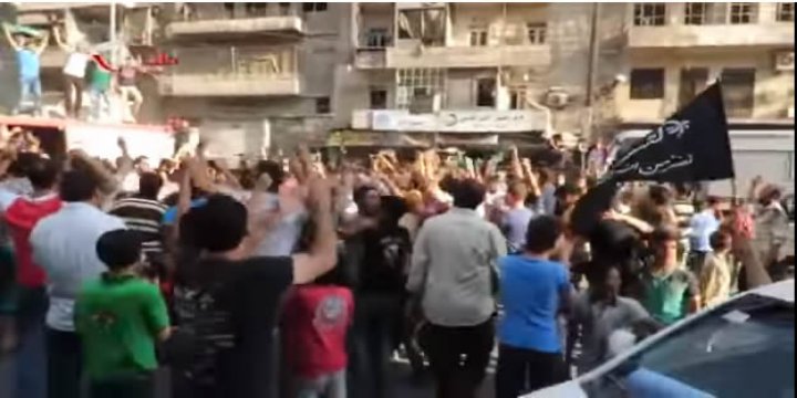 Direnişçiler Halep'te Kuşatma Altındaki Halkla Kucaklaştı